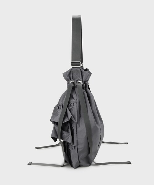 OPAQUE.CLIP（オペークドットクリップ）の「ドロストリボンフリルティアードショルダーバッグ【長さ調整可能】（ショルダーバッグ・レディース・チャコールグレー/ブラック/ライトベージュ・00）」の13枚目の写真