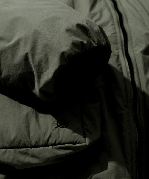 KALAPATTHAR(カラパタール)の「Nylon Insulation Short-Jacket - KHAKI(ダウンジャケット/コート・メンズ・カーキ・MEDIUM/LARGE)」の5枚目の写真