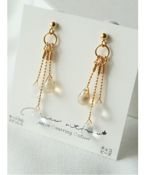 tone（トーン）の「【mio ritomo】しずくチェコビーズ ロングピアス(MA)（ピアス（両耳用）・レディース・ゴールド・FREE）」の2枚目の写真