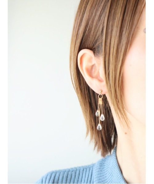 tone（トーン）の「【mio ritomo】しずくチェコビーズ ロングピアス(MA)（ピアス（両耳用）・レディース・ゴールド・FREE）」の4枚目の写真