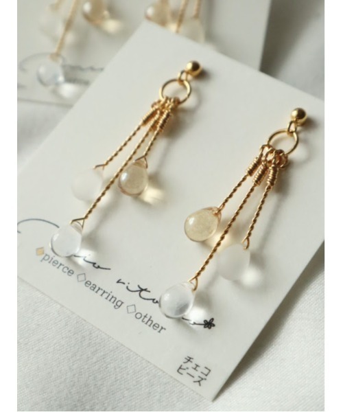 tone（トーン）の「【mio ritomo】しずくチェコビーズ ロングピアス(MA)（ピアス（両耳用）・レディース・ゴールド・FREE）」の5枚目の写真