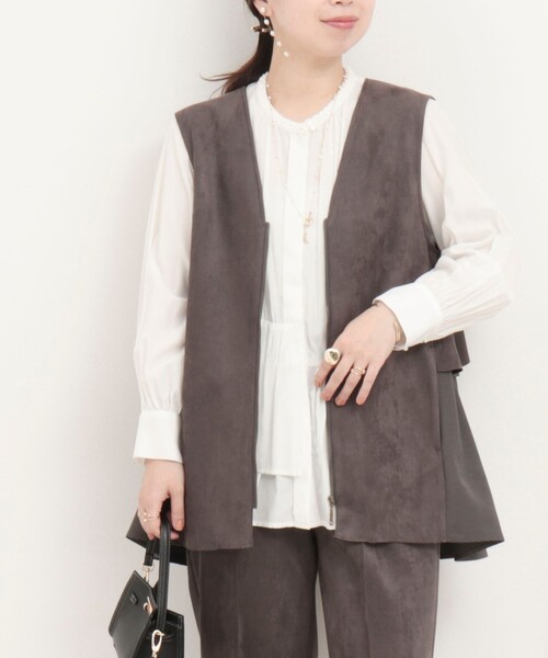 MICO COULIER（ミコクリエ）の「《セレモニー対応》ダブルフェイスフェイクスエードジレ（ブルゾン・レディース・グレイッシュベージュ/チャコールグレー・38）」の2枚目の写真