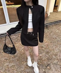 クロップド」に該当するレディースのノーカラージャケットファッション