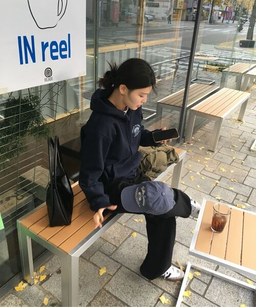 HELLO SUNRISE(ハローサンライズ)の「HS Logo Hoodie_Navy(パーカー・レディース・ネイビー・SMALL/MEDIUM/LARGE)」の4枚目の写真