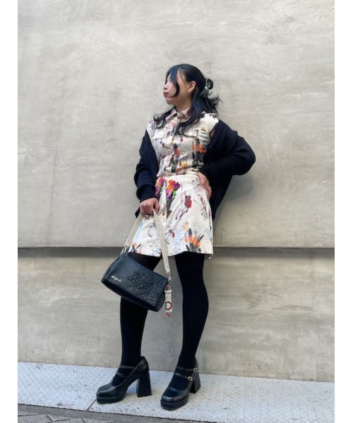 Desigual（デシグアル）の「花柄コラージュプリント 半袖シャツドレス ワンピース（ワンピース・レディース・ホワイト・S/L/XL/XS/M）」の2枚目の写真
