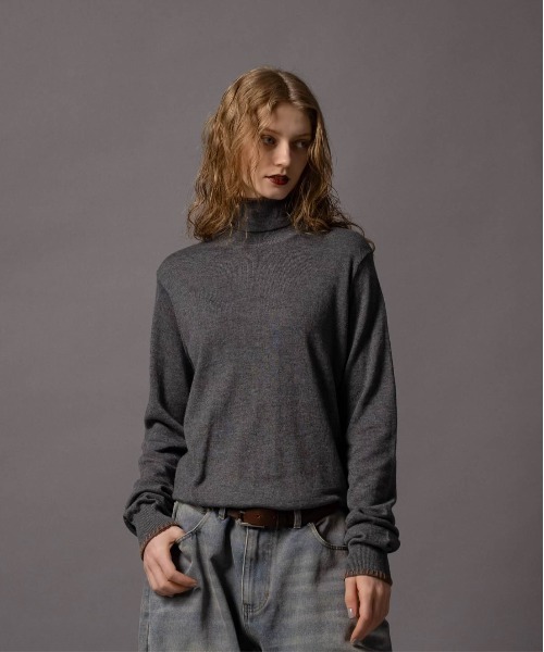 CIVVY.(シヴィ―)の「Contrast Stitch Turtleneck - コントラストステッチ タートルネック -(Tシャツ/カットソー・メンズ・グレー/バーガンディー・LARGE/MEDIUM)」の18枚目の写真