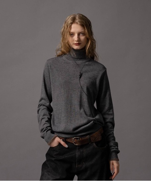 CIVVY.(シヴィ―)の「Contrast Stitch Turtleneck - コントラストステッチ タートルネック -(Tシャツ/カットソー・メンズ・グレー/バーガンディー・LARGE/MEDIUM)」の20枚目の写真