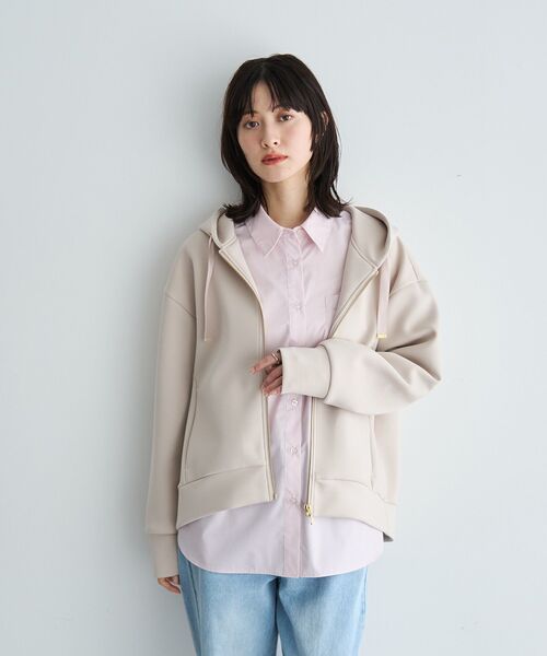 YECCA VECCA（イェッカヴェッカ）の「バックプリーツZIPフーディー（ブルゾン・レディース・ライトベージュ/ネイビー・FREE）」の4枚目の写真