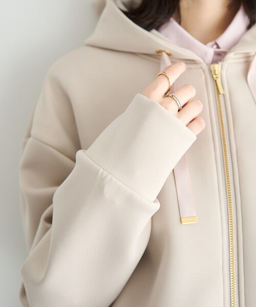 YECCA VECCA（イェッカヴェッカ）の「バックプリーツZIPフーディー（ブルゾン・レディース・ライトベージュ/ネイビー・FREE）」の9枚目の写真