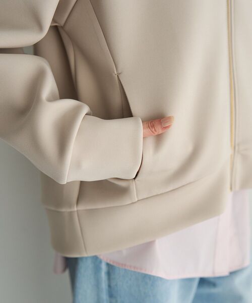 YECCA VECCA（イェッカヴェッカ）の「バックプリーツZIPフーディー（ブルゾン・レディース・ライトベージュ/ネイビー・FREE）」の11枚目の写真