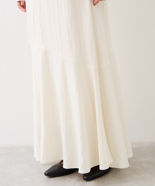 VIS(ビス)の「サテンツイルマーメイドスカート(スカート・レディース・キナリ/ネイビー・FREE)」の5枚目の写真