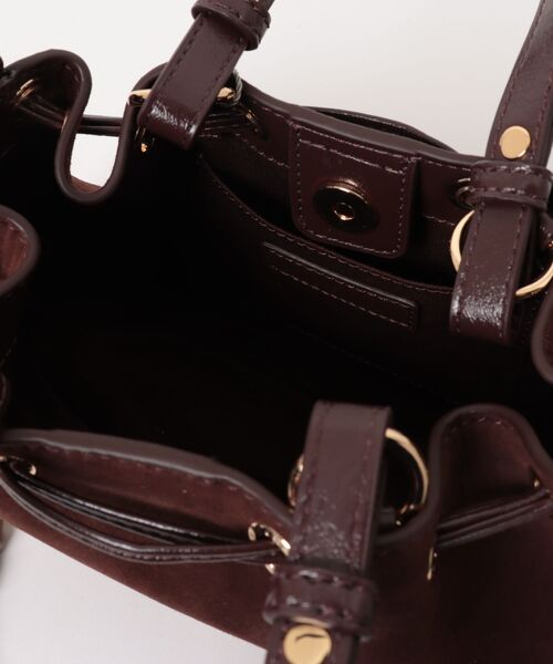 CHARLES & KEITH(チャールズ & キース)の「Moxieミニモキシードローストリングバケットバッグ(ショルダーバッグ・レディース・ダークブラウン・S)」の9枚目の写真