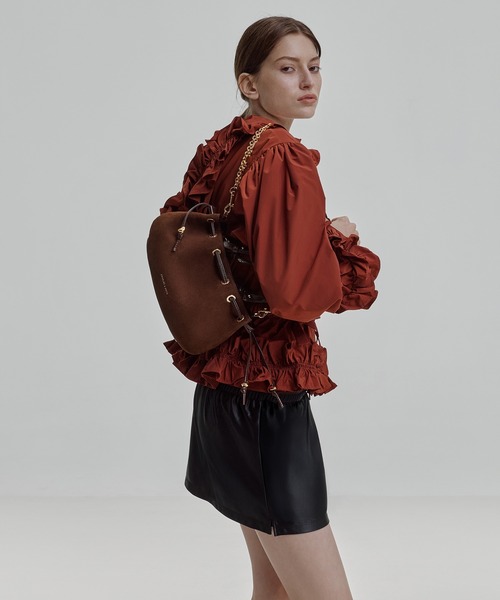 CHARLES & KEITH(チャールズ & キース)の「Moxieミニモキシードローストリングバケットバッグ(ショルダーバッグ・レディース・ダークブラウン・S)」の2枚目の写真