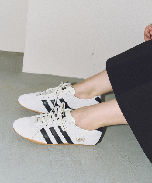 adidas(アディダス)の「adidas/アディダス SAMBA TOKYO W(その他シューズ・レディース・アイボリー/ブラック/ブラウン・23cm/24cm/23.5cm/25cm/24.5cm)」の2枚目の写真
