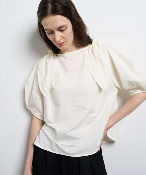 LANVIN en Bleu(ランバンオンブルー)の「ショルダーリボンカットソー(Tシャツ/カットソー・レディース・オフホワイト/ブラック・38)」の1枚目の写真