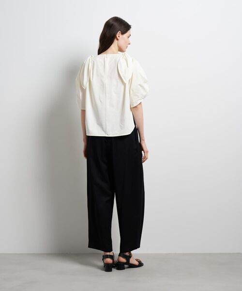 LANVIN en Bleu(ランバンオンブルー)の「ショルダーリボンカットソー(Tシャツ/カットソー・レディース・オフホワイト/ブラック・38)」の5枚目の写真