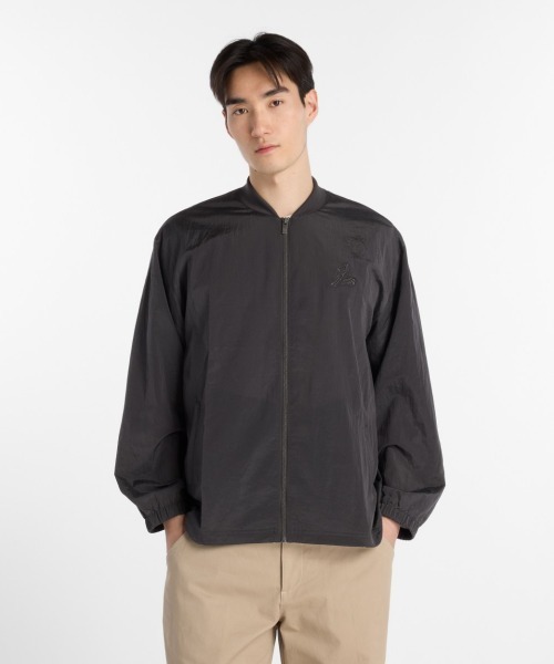 NEW BALANCE(ニューバランス)の「New Balance 大谷翔平 Signature Crinkle Nylon Jacket(ニューバランス 大谷翔平シグネチャークリンクルナイロンジャケット)(ナイロンジャケット・メンズ・グレー系/ブラック系・MEDIUM/LARGE/X-LARGE)」の2枚目の写真