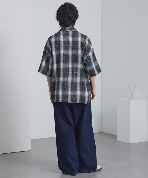 MONO-MART(モノマート)の「ヴィンテージ加工 オンブレチェック オーバーサイズ サイドスリット 半袖シャツ(シャツ/ブラウス・メンズ・ブラック/ブラウン/ホワイト/チャコール/ネイビー・S/M/L)」の11枚目の写真