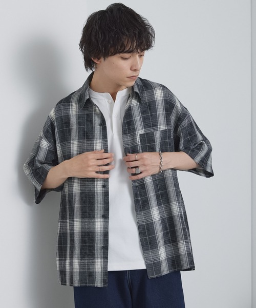 MONO-MART(モノマート)の「ヴィンテージ加工 オンブレチェック オーバーサイズ サイドスリット 半袖シャツ(シャツ/ブラウス・メンズ・ブラック/ブラウン/ホワイト/チャコール/ネイビー・S/M/L)」の13枚目の写真