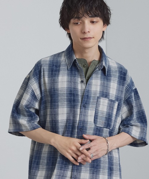 MONO-MART(モノマート)の「ヴィンテージ加工 オンブレチェック オーバーサイズ サイドスリット 半袖シャツ(シャツ/ブラウス・メンズ・ブラック/ブラウン/ホワイト/チャコール/ネイビー・S/M/L)」の16枚目の写真