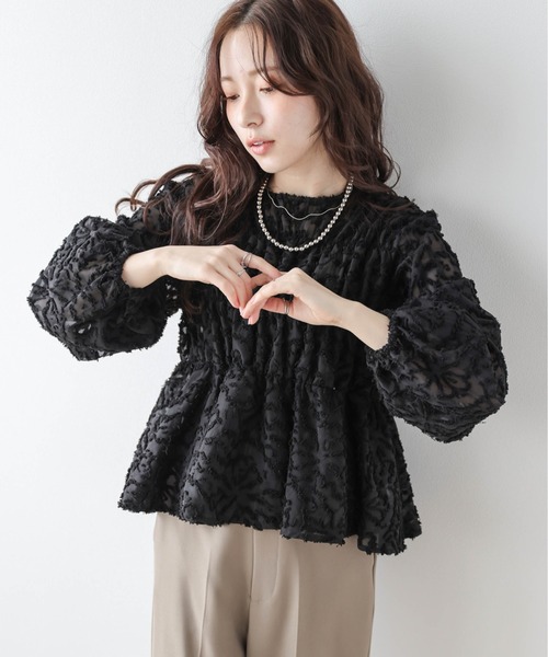 SUGAR BISKET(シュガービスケット)の「花柄ジャガードトトップス(Tシャツ/カットソー・レディース・ブラック/ホワイト・フリー)」の1枚目の写真