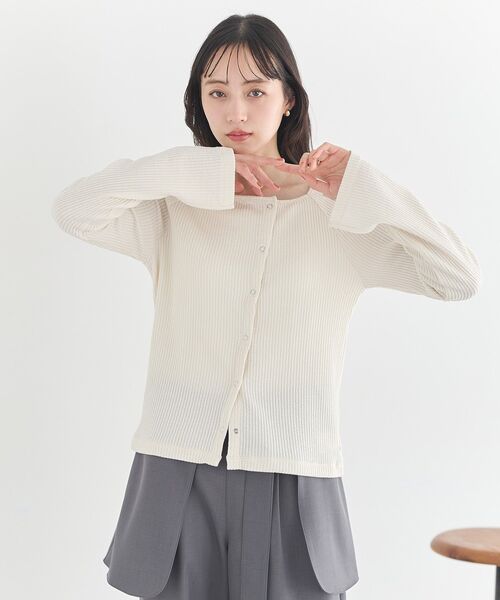earth music&ecology(アースミュージックアンドエコロジー)の「アシメ釦ツイストテレコカットソー(カーディガン/ボレロ・レディース・ベージュ/アイボリー/ブラック・FREE)」の4枚目の写真