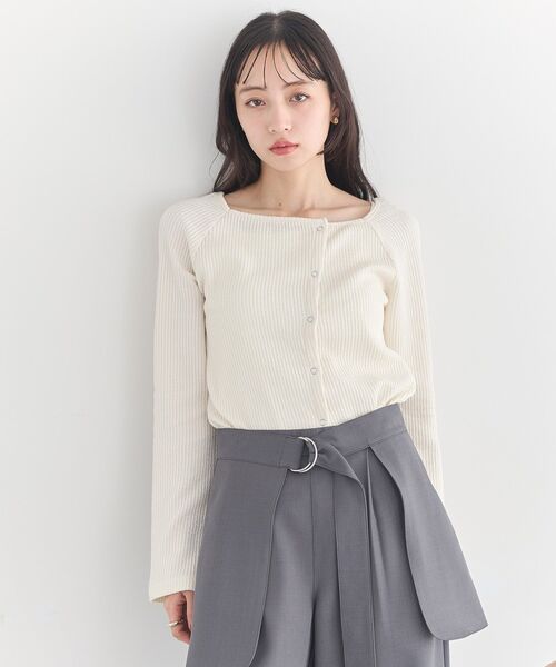 earth music&ecology(アースミュージックアンドエコロジー)の「アシメ釦ツイストテレコカットソー(カーディガン/ボレロ・レディース・ベージュ/アイボリー/ブラック・FREE)」の10枚目の写真