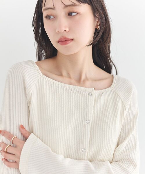 earth music&ecology(アースミュージックアンドエコロジー)の「アシメ釦ツイストテレコカットソー(カーディガン/ボレロ・レディース・ベージュ/アイボリー/ブラック・FREE)」の19枚目の写真