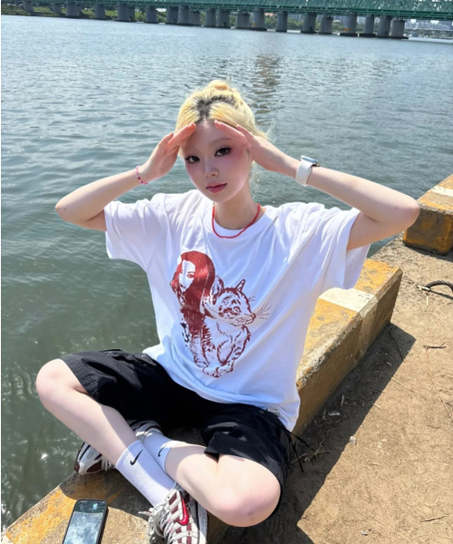 GRAVER（グレーバー）の「[ユニセックス]キャットガール半袖Tシャツ_3カラー（Tシャツ/カットソー・レディース・ホワイト/チャコールグレー/ベージュ・SMALL/MEDIUM/LARGE/X-LARGE）」の5枚目の写真