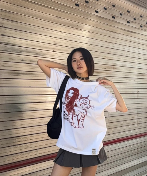GRAVER（グレーバー）の「[ユニセックス]キャットガール半袖Tシャツ_3カラー（Tシャツ/カットソー・レディース・ホワイト/チャコールグレー/ベージュ・SMALL/MEDIUM/LARGE/X-LARGE）」の7枚目の写真