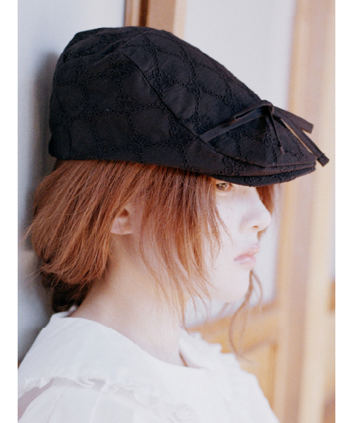 RIBBON EYELET FLAT CAP IN BLACK