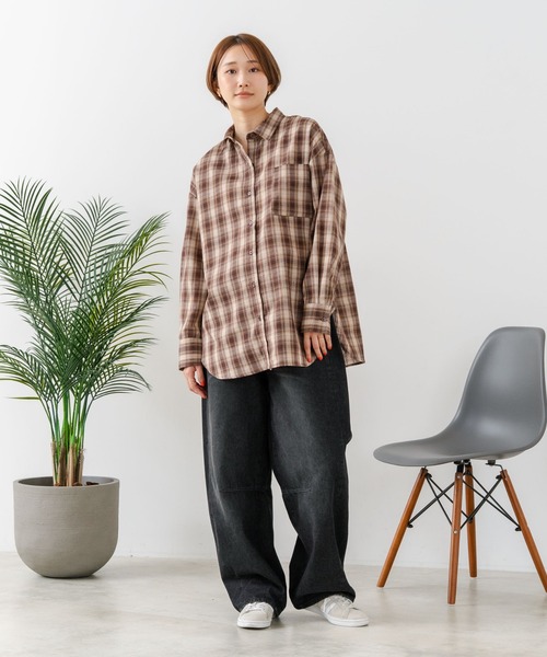 fort point(フォーポイント)の「【C-FORT POINT/フォートポイント】【長めの丈感で腰回りカバー】ベーシックチェックシャツ レギュラーカラー ゆったりシルエット チェック柄 長袖 定番 カジュアル(シャツ/ブラウス・レディース・ネイビー/ベージュ/ブラウン/グレー/ブラック・FREE)」の14枚目の写真