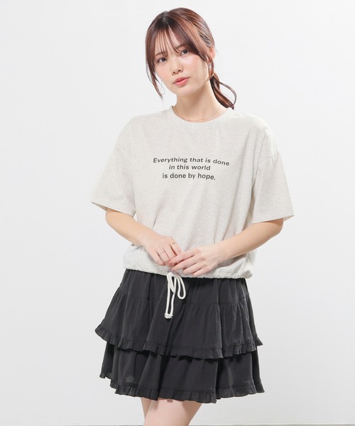 Honeys(ハニーズ)の「【ハニさら・接触冷感・UVカット】裾ドロストTシャツ(Tシャツ/カットソー・レディース・オートミール/グリーン/レッド/ブラック・L/M/S/SS)」の7枚目の写真