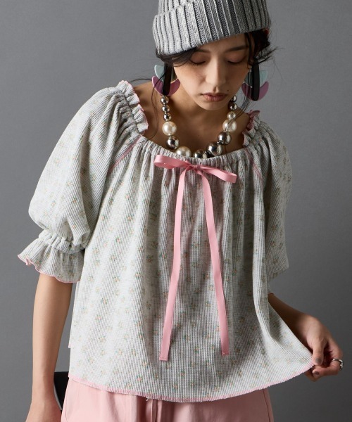 GEVS.(ジェイヴィス)の「ワッフル花柄プリントパフスリーブカットソー<大きいサイズ有>GEVS.(Tシャツ/カットソー・レディース・ライトグレー系/ネイビー系・3L/LL/L/M/5L/4L)」の2枚目の写真