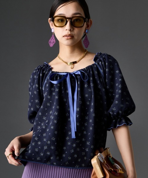 GEVS.(ジェイヴィス)の「ワッフル花柄プリントパフスリーブカットソー<大きいサイズ有>GEVS.(Tシャツ/カットソー・レディース・ライトグレー系/ネイビー系・3L/LL/L/M/5L/4L)」の1枚目の写真