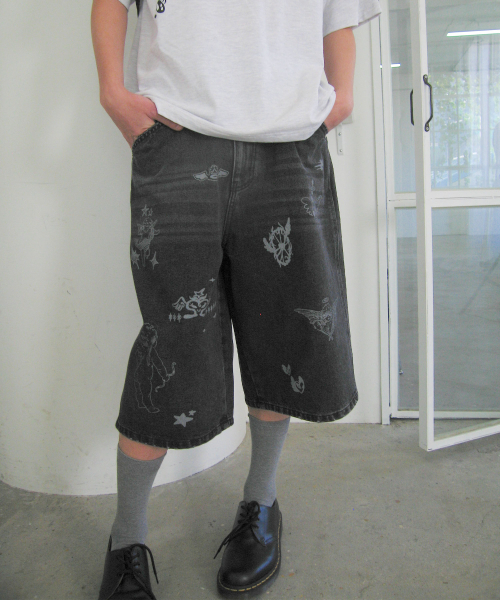 NICE GHOST CLUB（ナイスゴーストクラブ）の「BIG WIDE BERMUDA DOODLE DENIM PANTS_BLACK(NG2GMUD160A)（デニムパンツ・レディース・ブラック・SMALL/MEDIUM/LARGE）」の2枚目の写真