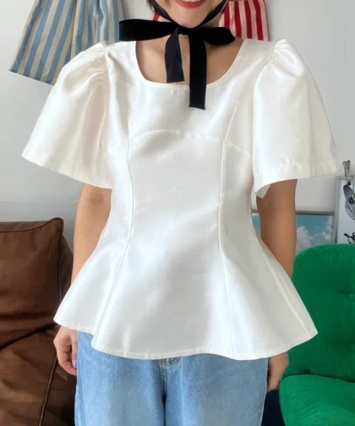 AMAJI(アマジ)の「ラウンドネック 半袖 パフスリーブ ウエストシェイプ ペプラム裾 ブラウス(シャツ/ブラウス・レディース・ブラック/ベージュ/ホワイト・FREE)」の1枚目の写真