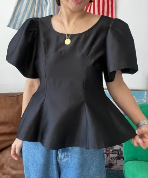 AMAJI(アマジ)の「ラウンドネック 半袖 パフスリーブ ウエストシェイプ ペプラム裾 ブラウス(シャツ/ブラウス・レディース・ブラック/ベージュ/ホワイト・FREE)」の2枚目の写真