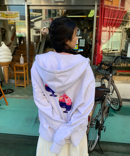 YOUHEE（ユヒ）の「YOUHEE GRAPHIC HOOD ZIP-UP_MELANGE GREY（パーカー・レディース・その他・FREE）」の2枚目の写真