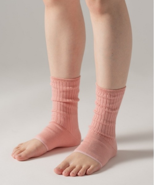 The Role design(ザロールデザイン)の「【 The Role design / ザ・ロールデザイン 】 HEEL RIB LEGGINGS WOMENS / ヒールリブレギンス ウィメンズ(ソックス/靴下・レディース・ピンク/ベージュ/アイボリー・FREE)」の5枚目の写真