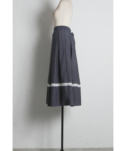 tocco closet(トッコ クローゼット)の「裾レース装飾バックレースアップタックボリュームフレアデニムスカート(スカート・レディース・ブラック/インディゴブルー・M)」の14枚目の写真