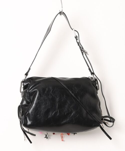 Desigual(デシグアル)の「Leather-look mini bag with charm and chain/チャーム&チェーンレザー調ミニバッグ(ショルダーバッグ・レディース・ブラック・FREE)」の6枚目の写真