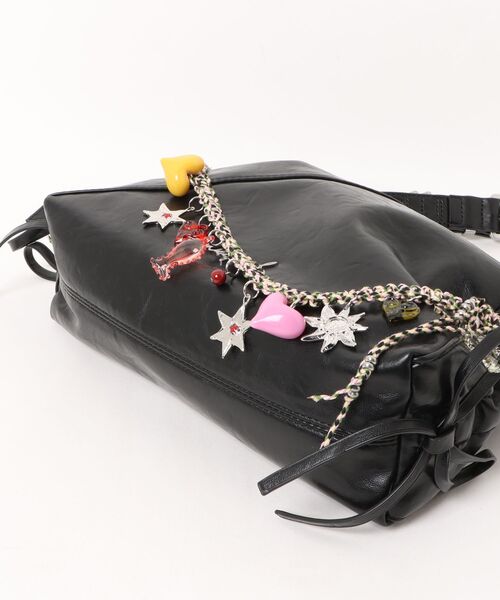 Desigual(デシグアル)の「Leather-look mini bag with charm and chain/チャーム&チェーンレザー調ミニバッグ(ショルダーバッグ・レディース・ブラック・FREE)」の7枚目の写真