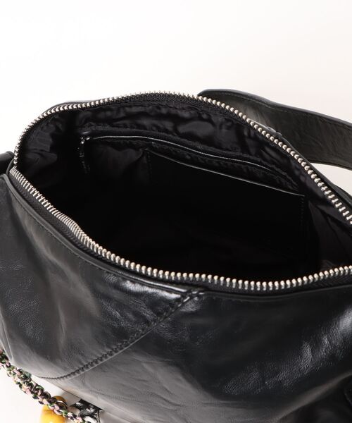 Desigual(デシグアル)の「Leather-look mini bag with charm and chain/チャーム&チェーンレザー調ミニバッグ(ショルダーバッグ・レディース・ブラック・FREE)」の2枚目の写真