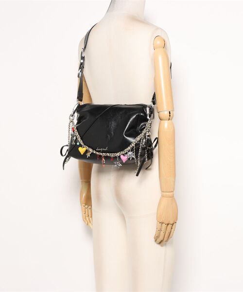 Desigual(デシグアル)の「Leather-look mini bag with charm and chain/チャーム&チェーンレザー調ミニバッグ(ショルダーバッグ・レディース・ブラック・FREE)」の3枚目の写真