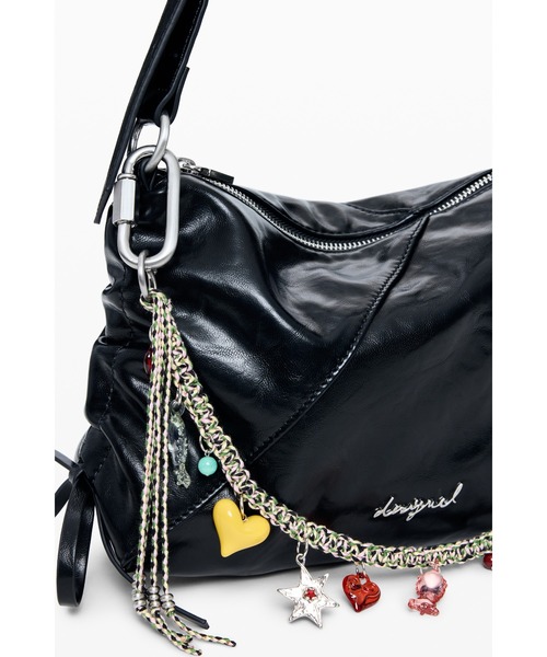Desigual(デシグアル)の「Leather-look mini bag with charm and chain/チャーム&チェーンレザー調ミニバッグ(ショルダーバッグ・レディース・ブラック・FREE)」の5枚目の写真