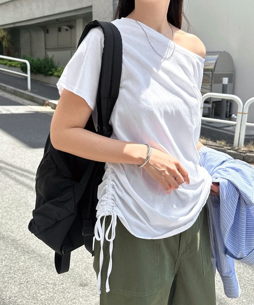 andme(アンドミー)の「サイドギャザーリボン半袖トップス(Tシャツ/カットソー・レディース・ブラック/ブラウン/オフホワイト・M)」の2枚目の写真