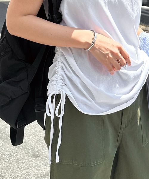 andme(アンドミー)の「サイドギャザーリボン半袖トップス(Tシャツ/カットソー・レディース・ブラック/ブラウン/オフホワイト・M)」の5枚目の写真
