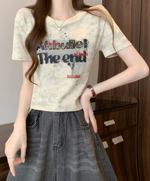 2ly2(トゥーリートゥー)の「ヴィンテージ風ロゴプリント クロップドTシャツ 半袖 コンパクトトップス(Tシャツ/カットソー・レディース・ブラック/ベージュ/グレー/ホワイト・FREE)」の4枚目の写真