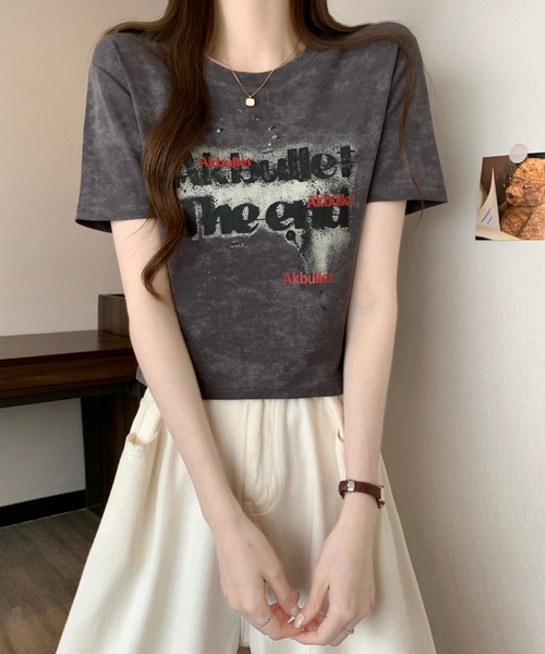 2ly2(トゥーリートゥー)の「ヴィンテージ風ロゴプリント クロップドTシャツ 半袖 コンパクトトップス(Tシャツ/カットソー・レディース・ブラック/ベージュ/グレー/ホワイト・FREE)」の3枚目の写真